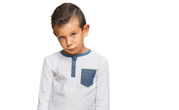 愛らしい白人の子供は カジュアルな服を着て落ち込み 苦痛を心配し 怒りと恐怖を泣いています 悲しい表情 — ストック写真