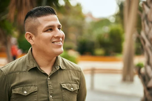 Joven Latino Sonriendo Feliz Pie Ciudad —  Fotos de Stock