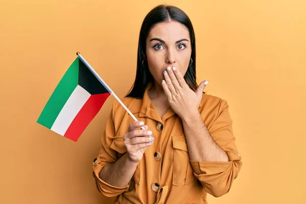 Молода Брюнетка Тримає Прапор Кувейту Покриває Рот Рукою Шокована Боїться — стокове фото