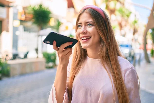 Jovem Caucasiana Sorrindo Feliz Enviando Mensagem Áudio Usando Smartphone Cidade — Fotografia de Stock