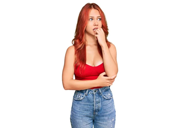 口の中で爪をかむ上で手でストレスや緊張を見てカジュアルな服を着て若い赤毛の女性 不安の問題 — ストック写真