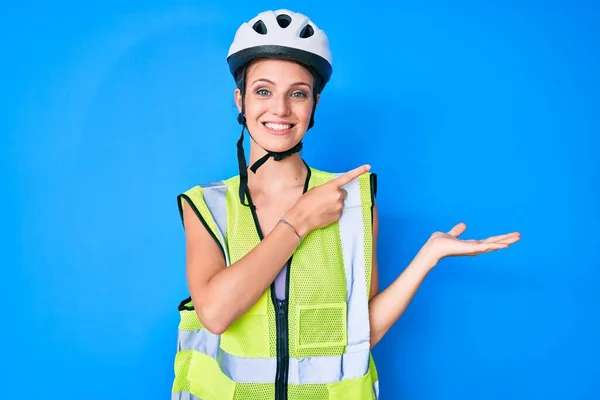 Jong Kaukasisch Meisje Dragen Fiets Helm Reflecterende Vest Verbaasd Glimlachen — Stockfoto