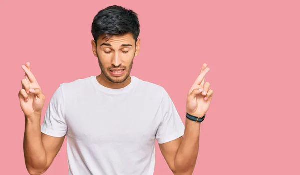 Ein Junger Gutaussehender Mann Legerem Weißen Shirt Gestikuliert Mit Erhobenem — Stockfoto