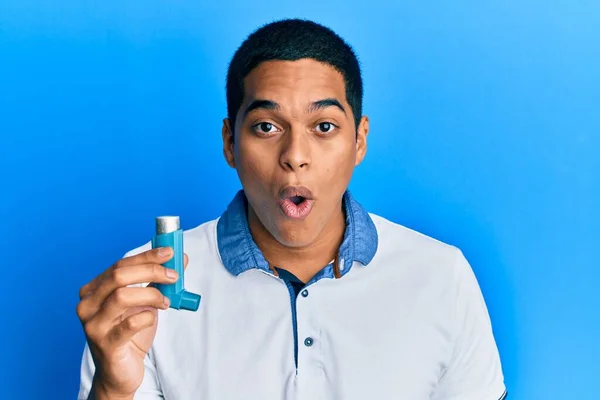 Junge Hübsche Hispanische Mann Mit Medizinischem Asthma Inhalator Verängstigt Und — Stockfoto