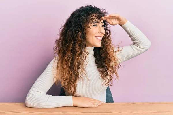 Jong Latijns Amerikaans Meisje Draagt Casual Kleding Zitten Tafel Erg — Stockfoto