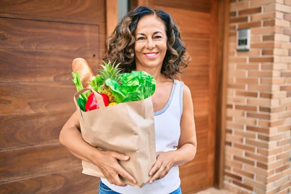 Mujer Hispana Mediana Edad Sonriendo Feliz Sosteniendo Una Bolsa Compras — Foto de Stock