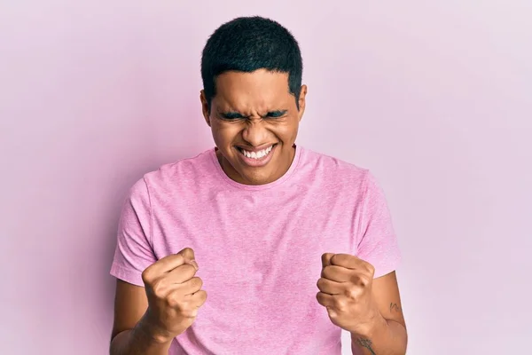 Junger Gut Aussehender Hispanischer Mann Lässigem Rosa Shirt Sehr Glücklich — Stockfoto