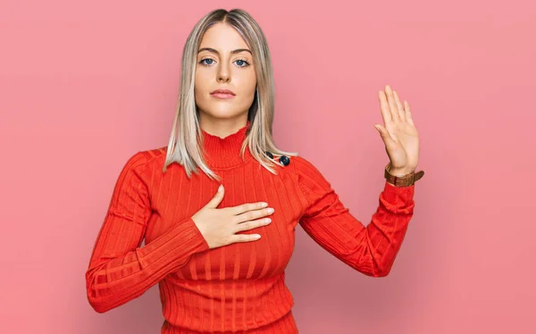 Mulher Loira Bonita Vestindo Roupas Casuais Jurando Com Mão Peito — Fotografia de Stock