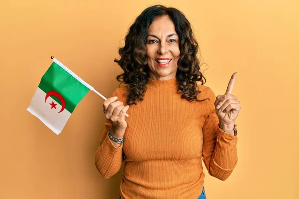 Középkorú Spanyol Kezében Algériai Zászló Mosolyogva Boldog Mutató Kéz Ujj — Stock Fotó
