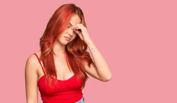 若い赤毛の女性はカジュアルな服を着て疲れ摩擦鼻と目疲労や頭痛を感じている ストレスとフラストレーションの概念 — ストック写真