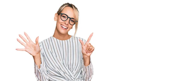 Piękna Blondynka Ubrana Biznesową Koszulę Okulary Pokazująca Wskazująca Palcami Numer — Zdjęcie stockowe