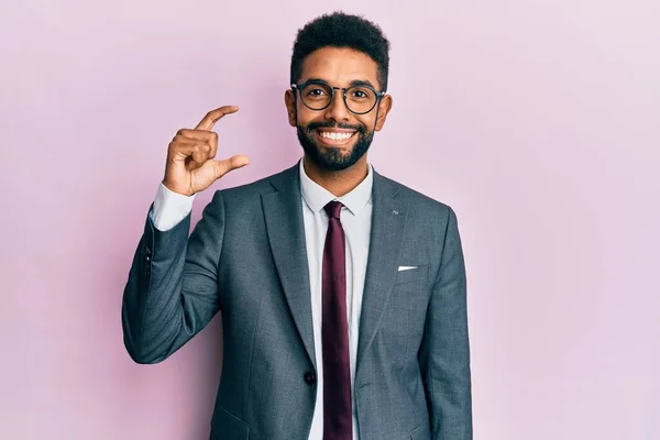 Sakallı Takım Elbiseli Kravatlı Gülümseyen Kendine Güvenen Hareketi Yapan Parmaklarıyla — Stok fotoğraf