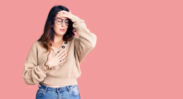 Hermosa Mujer Morena Joven Con Ropa Casual Gafas Tocando Frente —  Fotos de Stock