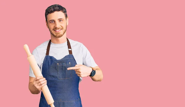 Guapo Joven Con Oso Vistiendo Delantal Panadero Profesional Sosteniendo Rollo — Foto de Stock