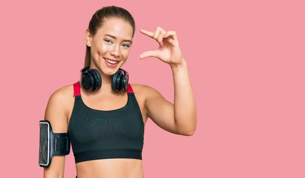 Mooie Blonde Vrouw Gymkleren Met Behulp Van Een Koptelefoon Glimlachend — Stockfoto