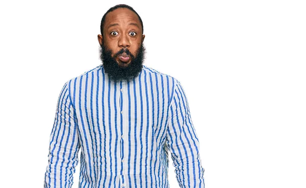 Genç Afro Amerikan Adam Gömleği Giyip Komik Suratıyla Yanak Şişiriyor — Stok fotoğraf