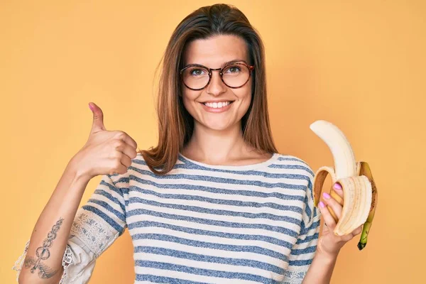 Hermosa Mujer Caucásica Comiendo Plátano Como Bocadillo Saludable Sonriendo Feliz —  Fotos de Stock