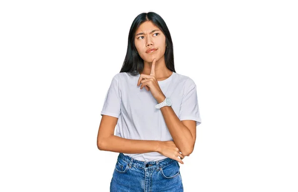 Bela Jovem Ásia Mulher Vestindo Casual Branco Shirt Pensamento Concentrado — Fotografia de Stock