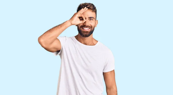 Junger Hispanischer Mann Lässigem Weißem Shirt Macht Geste Mit Lächelnder — Stockfoto