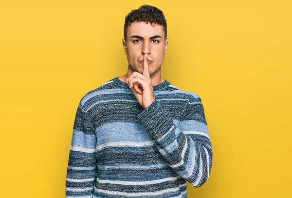 Gündelik Kıyafetler Giyen Spanyol Genç Adam Parmakları Dudaklarında Sessiz Olmak — Stok fotoğraf