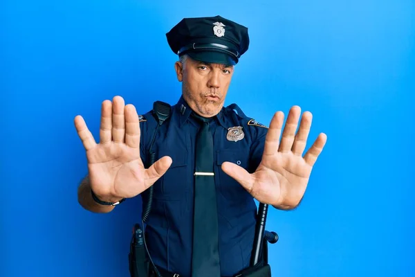 Pohledný Zralý Muž Středního Věku Policejní Uniformě Pohybující Pryč Dlaněmi — Stock fotografie