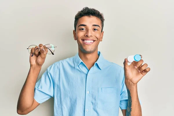 Joven Hombre Afroamericano Guapo Sosteniendo Gafas Lentes Contacto Sonriendo Con — Foto de Stock