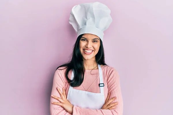 Fırıncı Üniforması Giyen Aşçı Şapkası Takan Genç Spanyol Kadın Kameraya — Stok fotoğraf