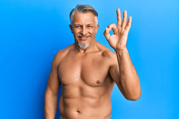 Homem Cabelos Grisalhos Meia Idade Sem Camisa Sorrindo Positivo Fazendo — Fotografia de Stock