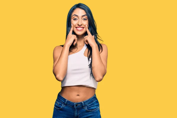 Hermosa Mujer Hispana Vistiendo Ropa Casual Sonriendo Con Boca Abierta — Foto de Stock