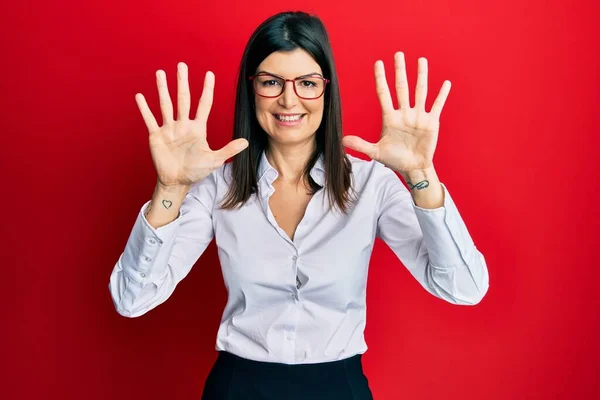 Молода Іспаномовна Жінка Носить Ділову Сорочку Окуляри Показуючи Вказуючи Пальцями — стокове фото