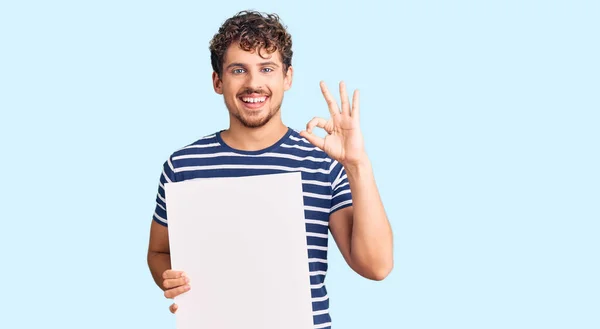 Giovane Bell Uomo Con Capelli Ricci Possesso Banner Vuoto Facendo — Foto Stock