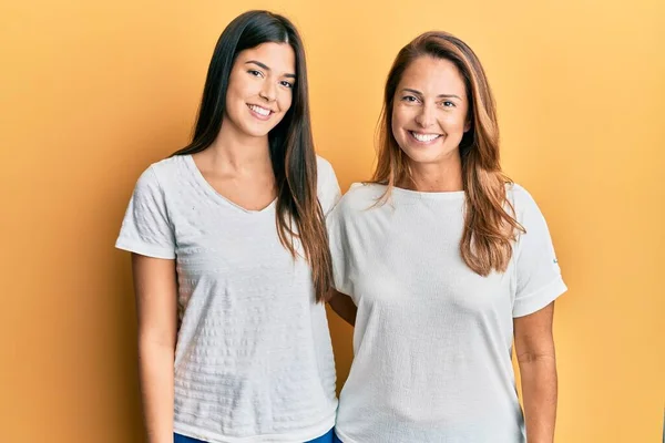 Familia Hispana Madre Hija Con Una Camiseta Blanca Casual Con — Foto de Stock