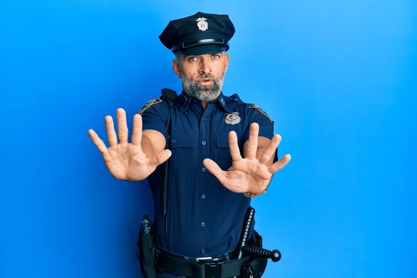 Красивий Чоловік Середнього Віку Поліцейській Формі Робить Стоп Жест Руками — стокове фото