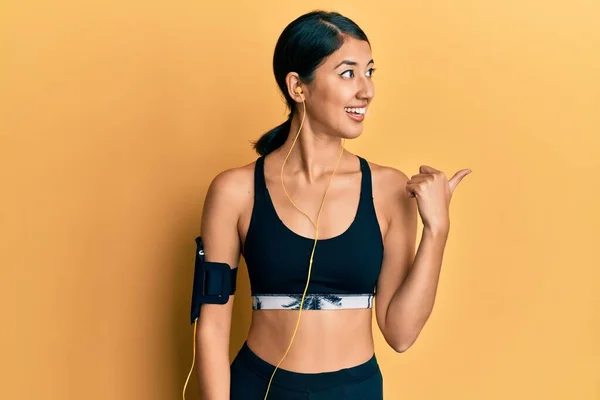 Hermosa Asiático Joven Deporte Mujer Usando Sportswear Auriculares Sonriendo Con — Foto de Stock