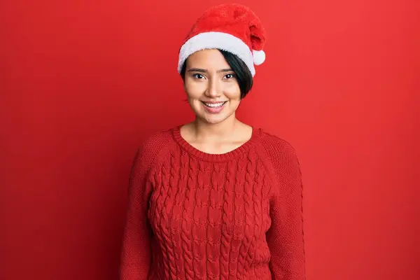 Mulher Bonita Com Cabelo Curto Usando Chapéu Natal Com Sorriso — Fotografia de Stock