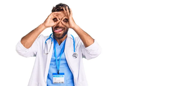 Jovem Hispânico Vestindo Uniforme Médico Estetoscópio Fazendo Gesto Como Binóculos — Fotografia de Stock