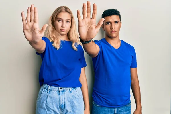 Mladý Mezirasový Pár Neformálním Oblečení Přestane Zpívat Dlaní Ruky Varovný — Stock fotografie