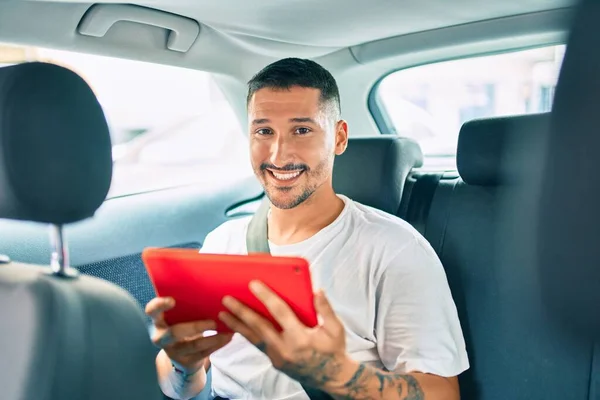 Young Hispanic Man Smiling Happy Using Touchpad Car — ストック写真
