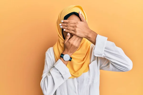 Young Brunette Arab Woman Wearing Traditional Islamic Hijab Scarf Covering — Fotografia de Stock