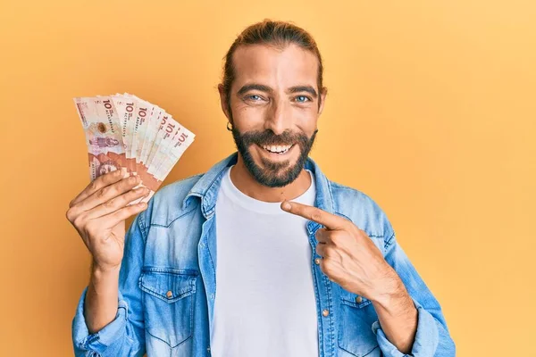 Atractivo Hombre Pelo Largo Barba Sosteniendo Billetes Colombianos Sonriendo Feliz —  Fotos de Stock