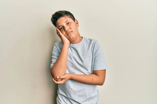 Adolescente Hispano Con Camiseta Gris Casual Pensando Que Parece Cansado — Foto de Stock