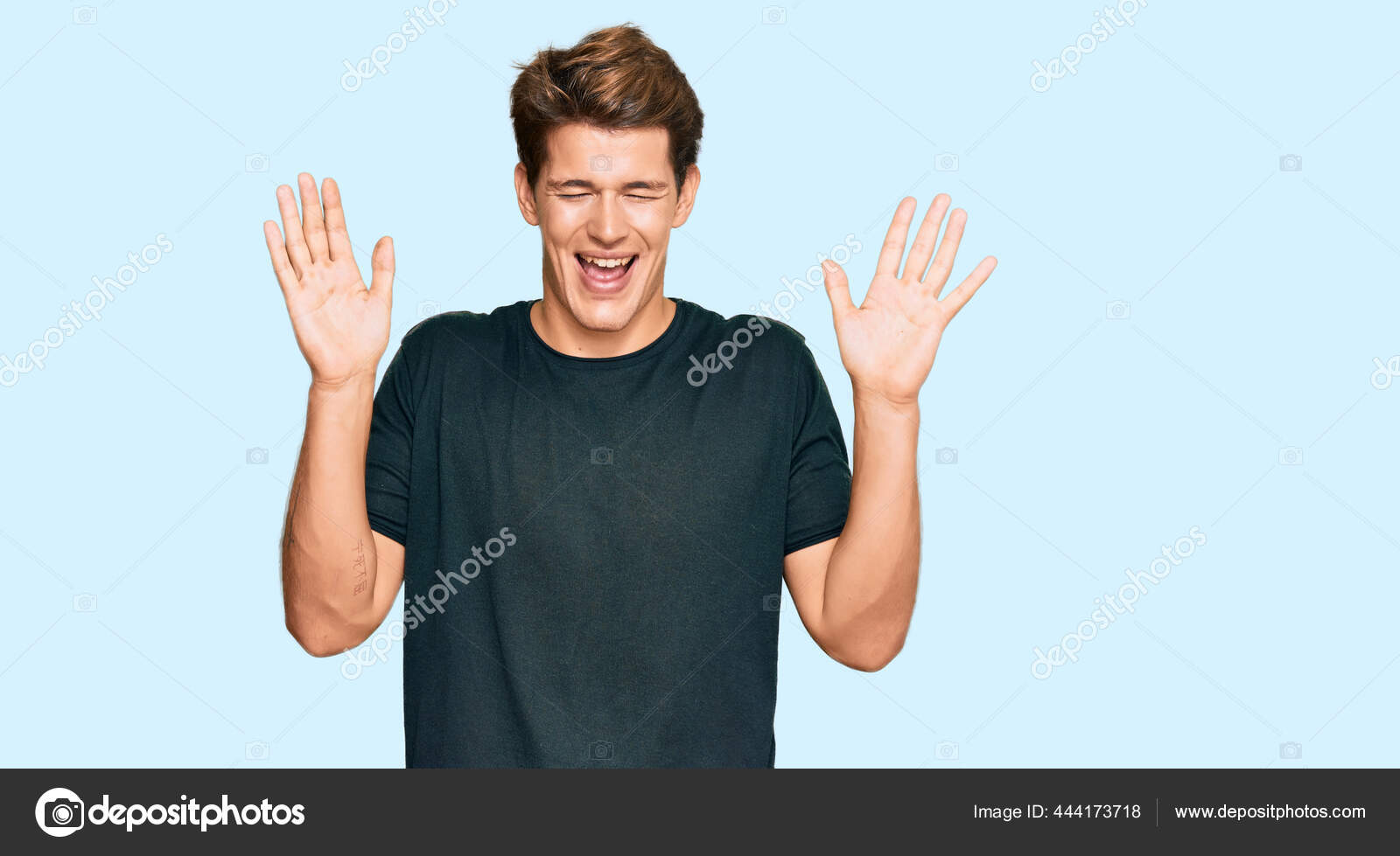 Красивый Белый Мужчина Повседневной Одежде Празднует Безумный.