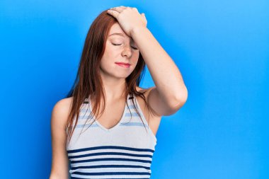 Gündelik giysiler giyen genç kızıl saçlı kız bir hata sonucu el ele tutuşarak şaşırdı. Hatayı hatırla. Unuttum, kötü hafıza kavramı. 