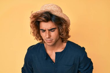 Mide bulantısı, acı verici bir hastalık yüzünden yaz şapkası takan genç İspanyol bir adam. Ağrı kavramı. 
