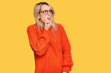 duygusal güzel sarışın kadın 