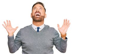 Yakışıklı, orta yaşlı, iş kıyafetleri giymiş çılgın, deli gibi bağıran, agresif ifadeli ve kollarını kaldırmış bir adam. hüsran kavramı. 