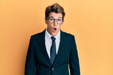 Yakışıklı, beyaz takım elbiseli, kravatlı, korkmuş ve şaşırmış bir ifade, korku ve heyecanlı bir yüz.. 