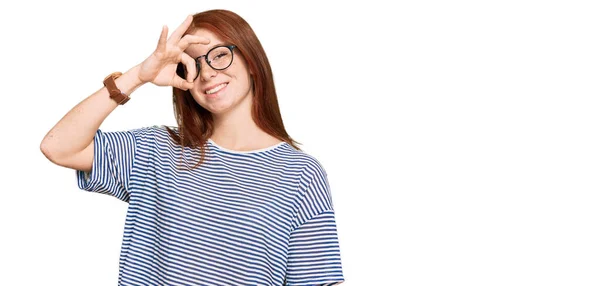 Ung Läsa Huvud Kvinna Bär Casual Kläder Och Glasögon Gör — Stockfoto