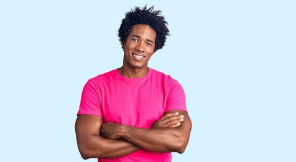 Knappe Afro Amerikaanse Man Met Afrohaar Casual Roze Tshirt Vrolijk — Stockfoto