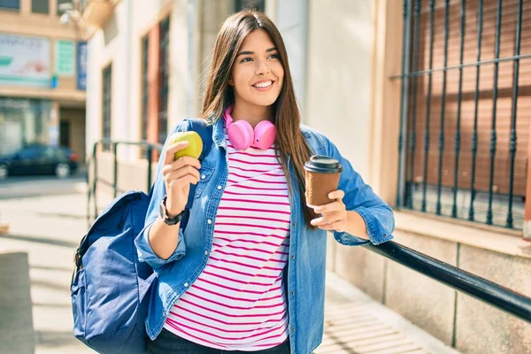 Νεαρή Ισπανίδα Μαθήτρια Χαμογελάει Χαρούμενη Τρώγοντας Μήλο Και Πίνοντας Καφέ — Φωτογραφία Αρχείου